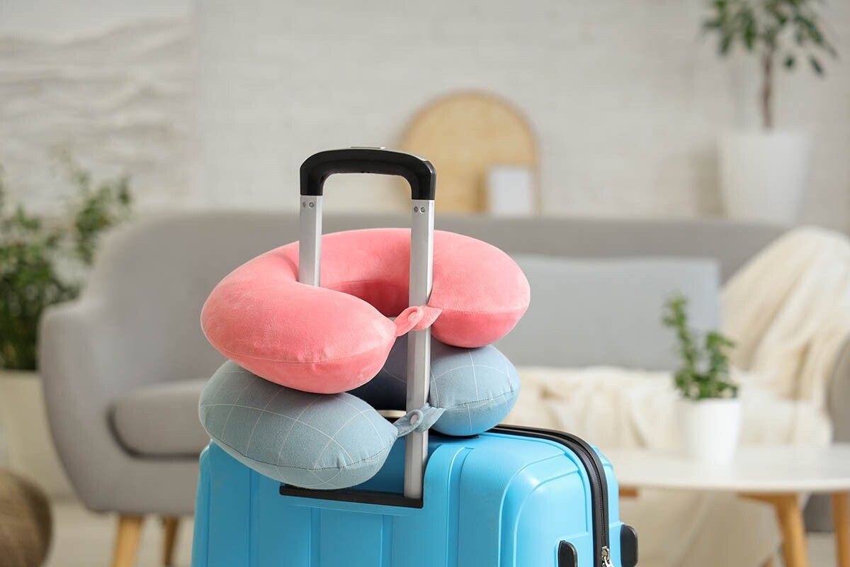 Для коротких перелетов на самолете — подушка-сумка, для длинных — ортопедическая, а для поездок на машине — подголовник. Источник: Pixel-Shot / Shutterstock / FOTODOM📷

