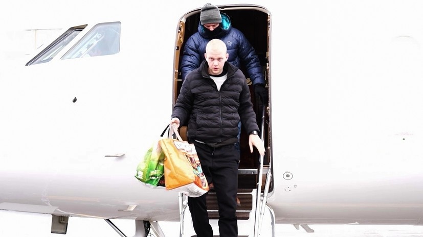     Даниил Касаткин сходит с трапа самолёта после возвращения в Россию РИА Новости