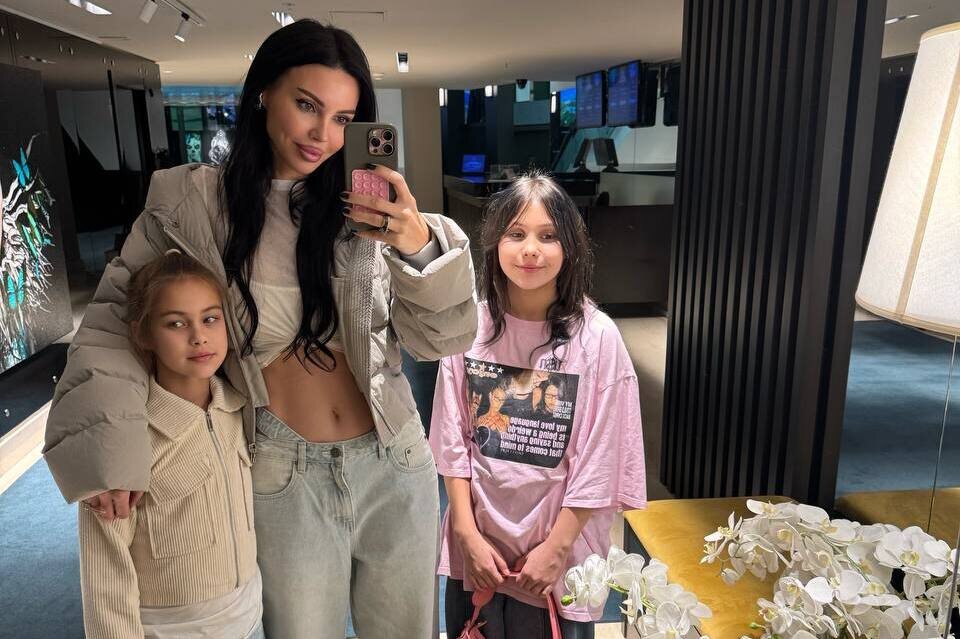 Оксана Самойлова с дочерьми. Фото: Telegram/@sammyfam