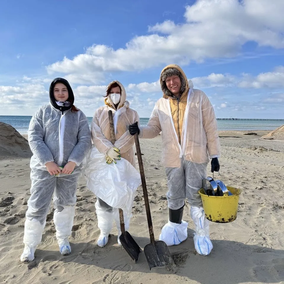 Волонтеры Сочинского государственного университета на уборке Черного моря