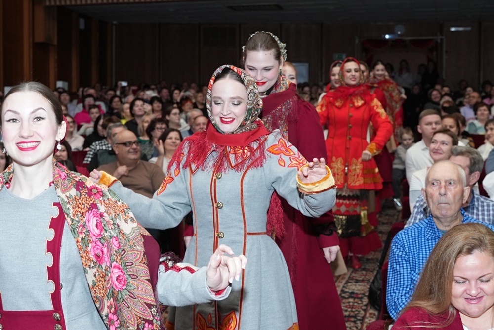    Артисты коллектива мастерски разыгрывали святочные обряды прямо в зрительном зале / Пресс-служба Кубанского казачьего хора