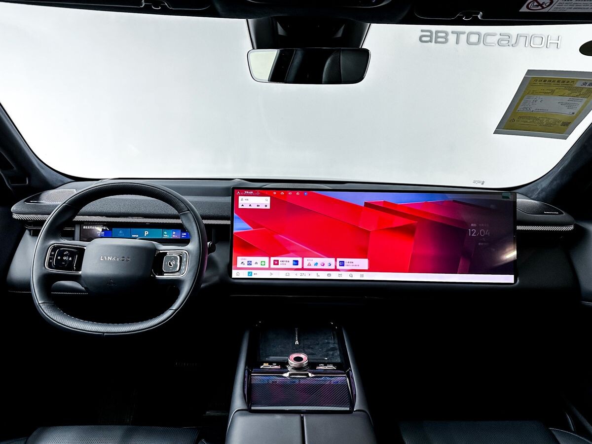 Интерьер салона автомобиля Lynk&Co 900. Автомобиль в наличии в автосалоне Rekord Premium. Ссылка: https://rekordauto.ru/cars/used/lynk-co/900/u3091629?companies=8473