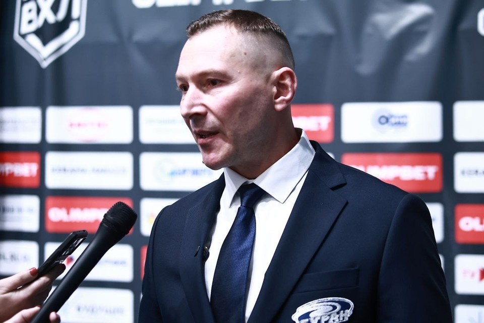    Алексей Коледаев пришел в команду как специалист по работе с защитниками с телеграм-канала ХК "Буран".