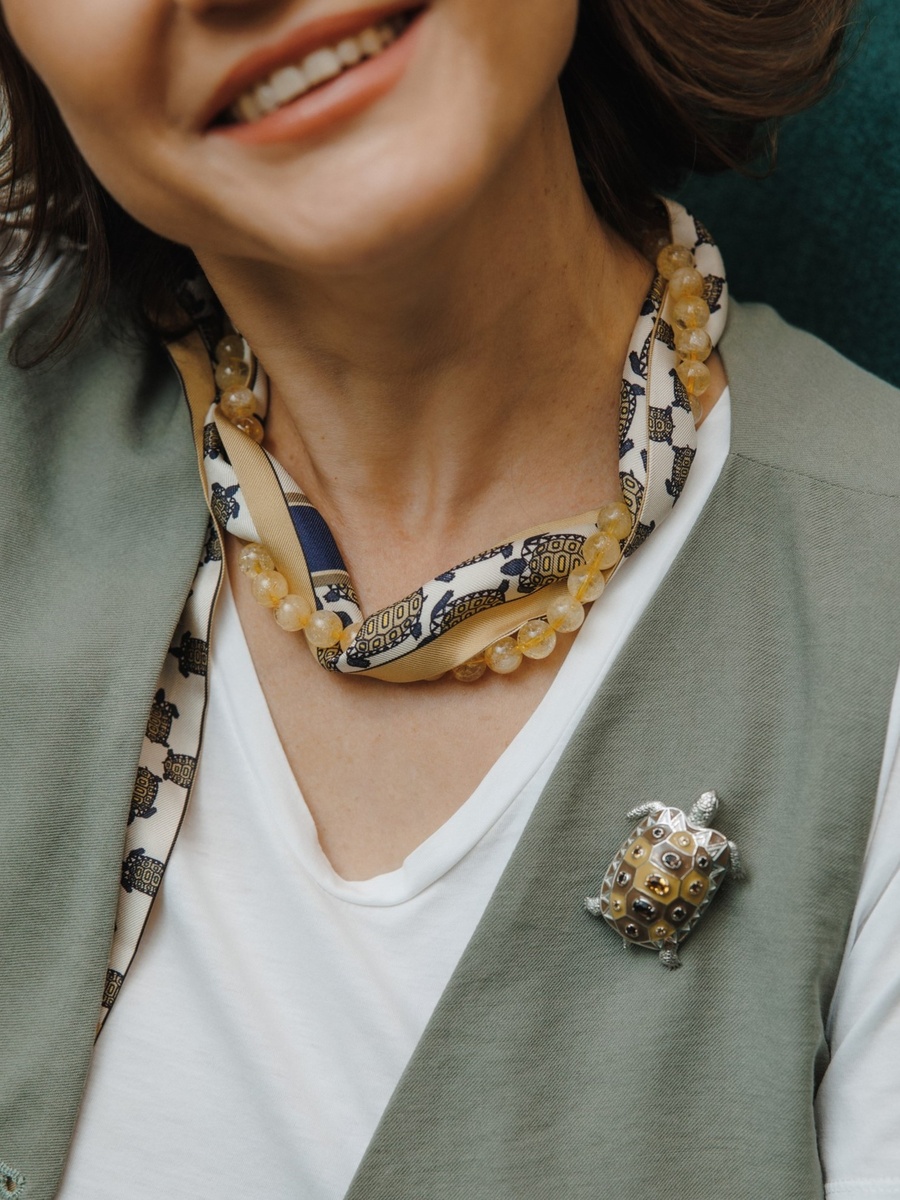 Бренд TRIORA, коллекция Африка: колье-трансформер из цитрина, дизайнерская брошь и шелковый шарфик Твилли