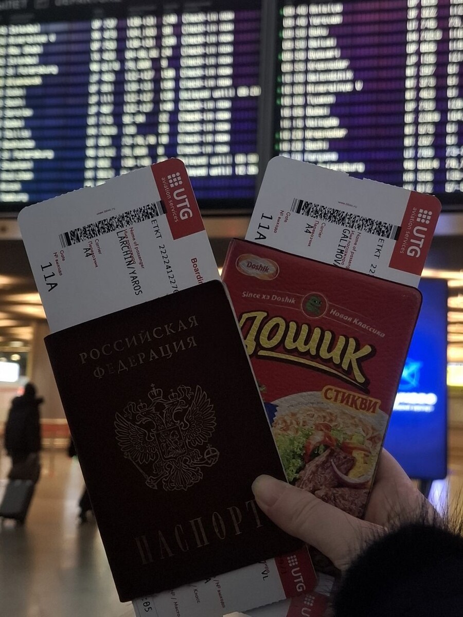 Началась наша поездка 7-го Января в 4 утра. Мы с Аделькой❤️ проснулись, позавтракали и отправились в Аэропорт. Поездка на такси обошлась не особо дорого, коэффициенты были небольшие🙏Вылет в 7:30 из Внуково на самолёте Суперджет 100 авиакомпании Азимут. Самолёт маленький и мы на последнем ряду. Необычно было видеть отсутствующие места "В" в самолётах этой модели из просто нету. Полёт до Пулково занял 1 час и 8 минут. Погодные условия в полёте не радовали и вероятно из-за них самолёт сильно болтало... А может и сам самолёт такой...По прилёту в Санкт-Петербург нас встретил Ваня и мы втроём отправились на автобусе до станции "Проспект Ветеранов", там мы спустились в метро и отправились покорять северную столицу