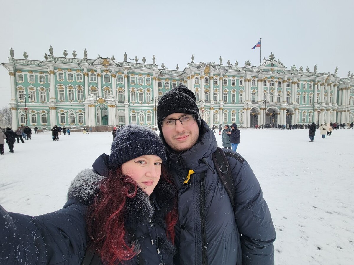 Прогулка по центру прошла под лютейший снегопад. Мы посмотрели на:- Спас на крови - Здание Зингер- Казанский собор- Исаакиевский собор- Памятник "Медный всадник"- Адмиралтейство- Дворцовый мост- Колонны Васильевского острова- Петропавловскую крепость - Дворцовую площадь- Эрмитаж- Александровскую колонну- Триумфальную аркуЯ практически ничего не фоткал, так как все эти места я видел и фотографировал в мае, а вот ребята активно всё снимали. Снегопад и холод внёс значительные корректировки в наши планы, так например ещё около Исаакиевского собора Ваня от нас отделился и отправился на заселение и отогревание. Мы же продолжили гулять, но тоже столкнулись с проблемами, в разъём для зарядки телефона попал снег и он перестал заряжаться... Благо был фотик и второй телефон, поэтому все важные фотки были сохранены🙏 Помимо этого по изначальному плану мы хотели пройти вдоль Петропавловской крепости, но из-за холода решили сфоткать её с Васильевского островаПосле такой, 3-х часовой прогулки мы прыгнули в метро и сами отправились заселяться в отель