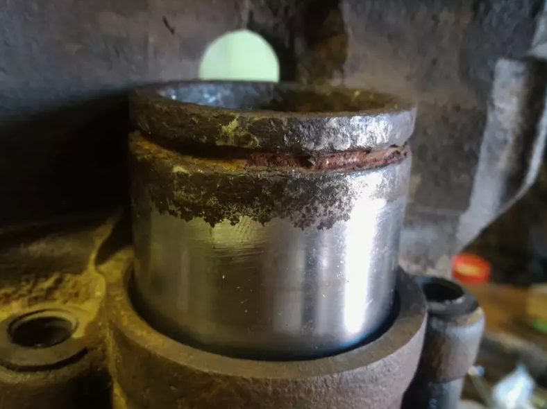 Появлние воды в тормозной жидкости способствует образованию коррозии на поршнях