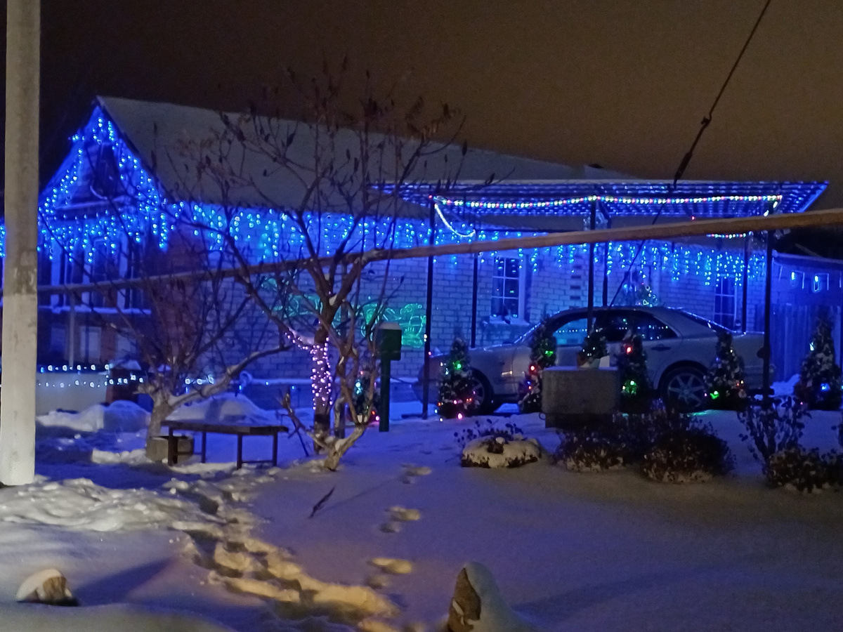 Дом у самого въезда в деревню. Я и третьей части не смогла сфотографировать. Там.... весь дом вокруг украшен светом. Фото автора Юлия Солоха.
