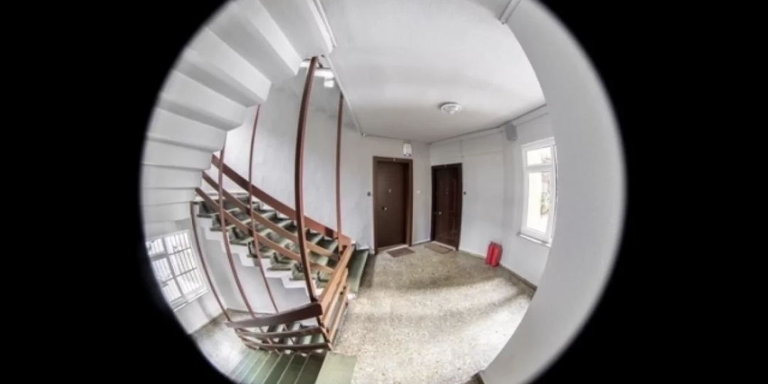 Выстрелил в соседа через дверной глазок. А через неделю встретил его живым на лестнице