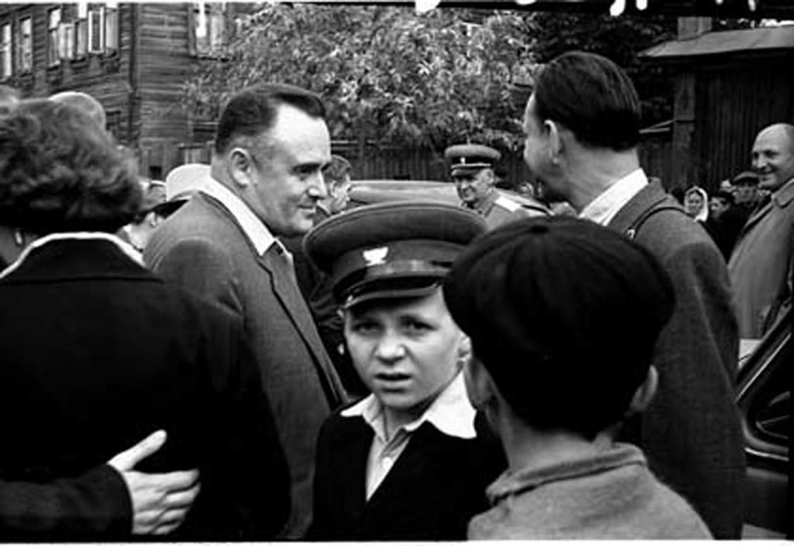 С.П. Королёв направляется к машине после митинга, посвященного закладке памятника К.Э. Циолковскому в сквере Мира. Калуга, 15 сентября 1957 года. Фото М.П. Котова