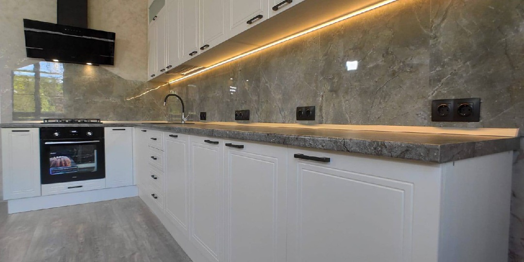 У нас уже был пост про расположение розеток на кухне