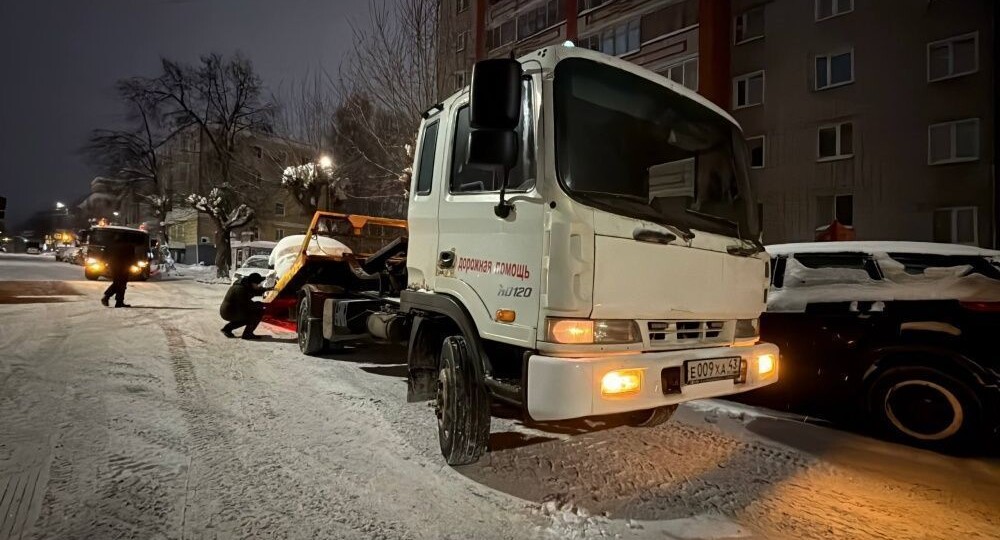 Машины жителей Кирова массово увозят на штрафстоянки