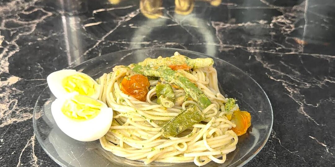 Паста с морепродуктами и яичной лапшой