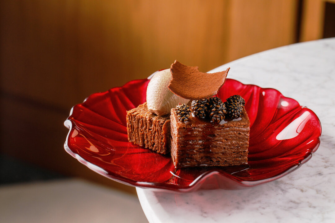    Русский авторский десерт — это наполеон с шоколадом, мороженым из виски и еловыми шишками от шеф-кондитера Стаса Пауля Фото: Архивы пресс-служб