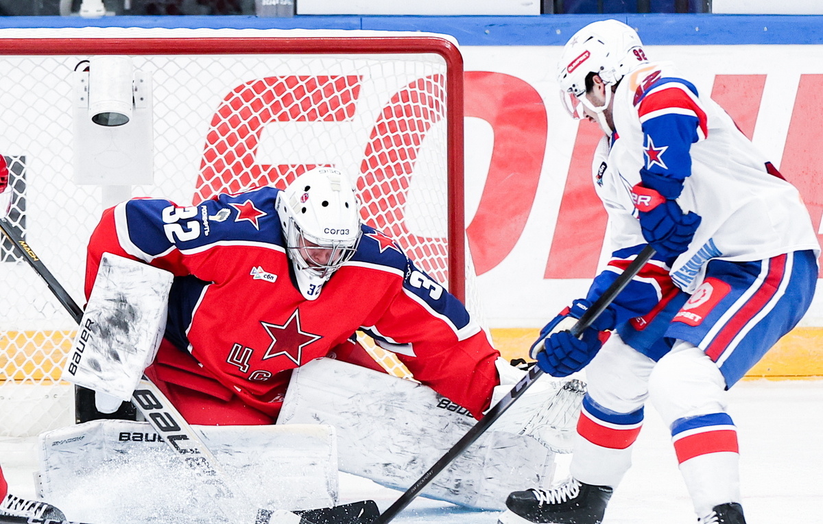    Нападающий СКА Пьеррик Дюбе (справа)  Софья Сандурская/ТАСС