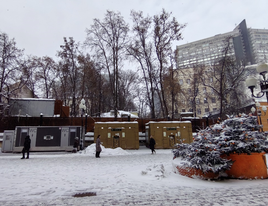 "Прогалина" между домами № 12 и №16 на Арбате. Здесь стоял "Дом висельников" (фото автора)