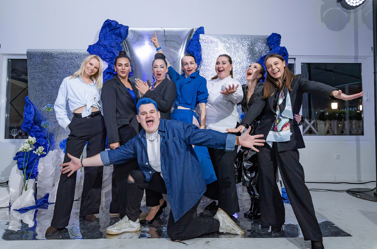 Команда организаторов сторифест в Крыму. Блогеры Крыма и резиденты Инсайт Люди. (слева направо: Екатерина Пичукова - фотограф, Кристина Катышева - декоратор, Наталья Лисицкая - блогер-организатор, Валентина Фигловская - блогер-организатор, Екатерина Сливцова - организатор работа с площадкой, Катя Март - режиссёр и главный организатор сторифест, Кристина Харченко - координатор, Андрей Хайпович - блогер-организатор, маркетолог.