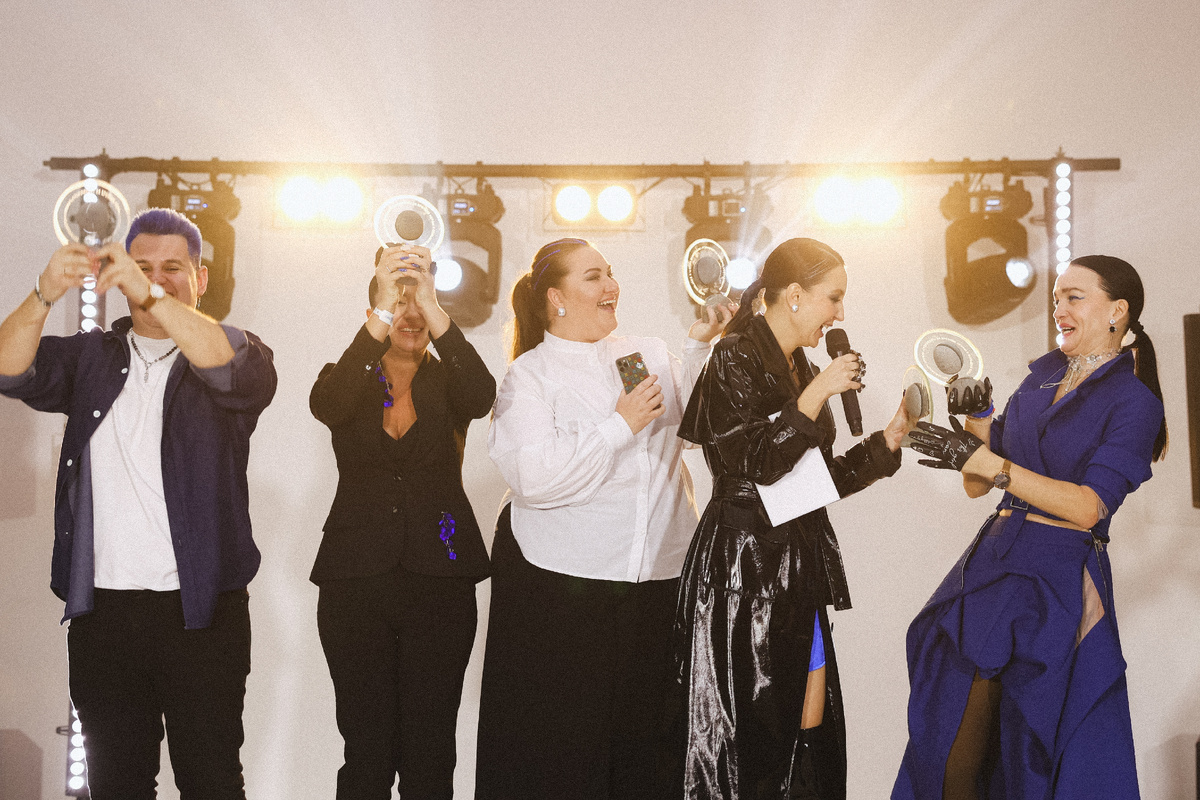 Организаторы Сторифест. (Слева направо: Андрей Хайпович - блогер-организатор, маркетолог, Наталья Лисицкая - блогер-организатор, Екатерина Сливцова - организатор работа с площадкой, Катя Март - режиссёр и главный организатор сторифест,  Валентина Фигловская - блогер-организатор.