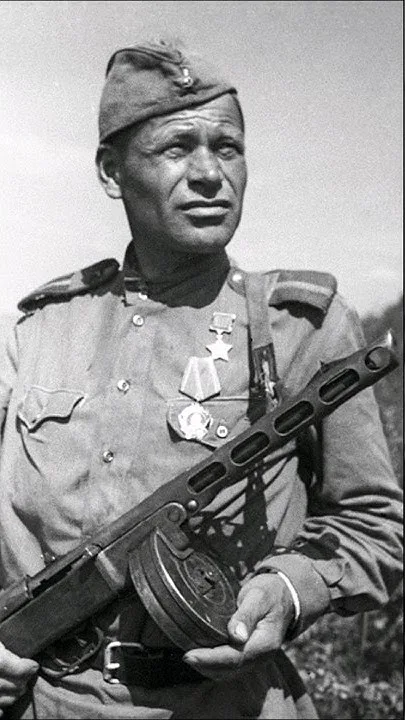 Роман Семёнович Смищук (18 ноября 1900 - 29 октября 1969) - пехотинец Великой Отечественной войны, Герой Советского Союза. На момент получения звания героя - красноармеец, впоследствии старшина.