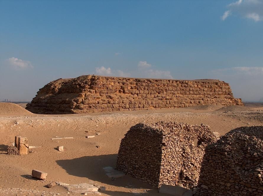 Мастаба состоит из двух частей — наземной и подземной. В подземной части располагается погребальная камера, где находится мумия.