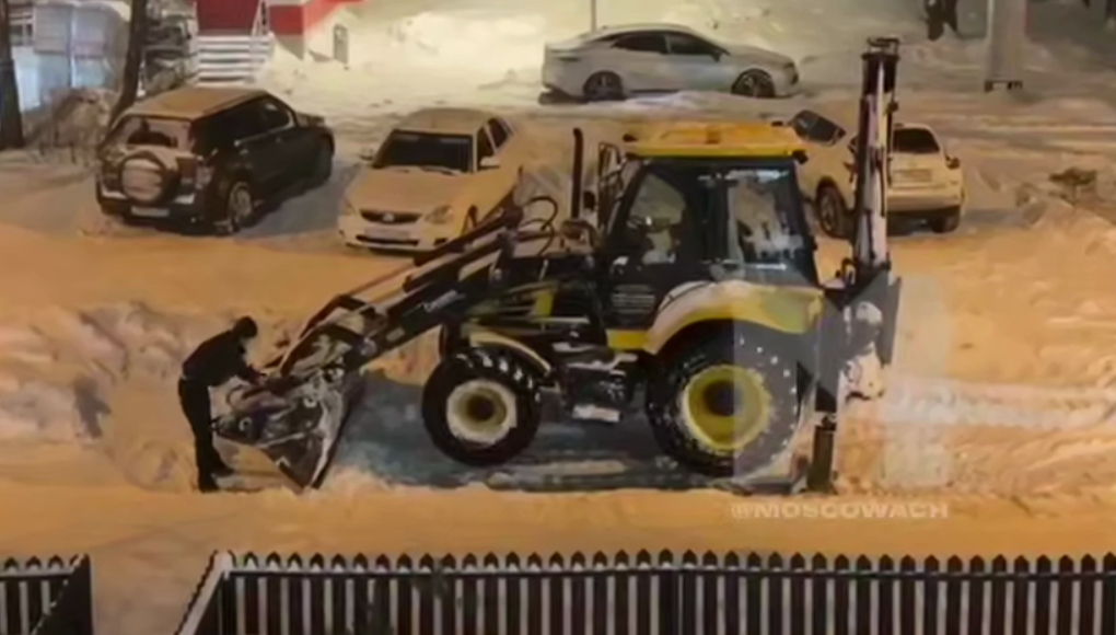 В Балашихе жители сняли на видео тракториста, который почти час простоял во дворе, накручивая километраж и сжигая солярку, так и не приступив к уборке снега. 