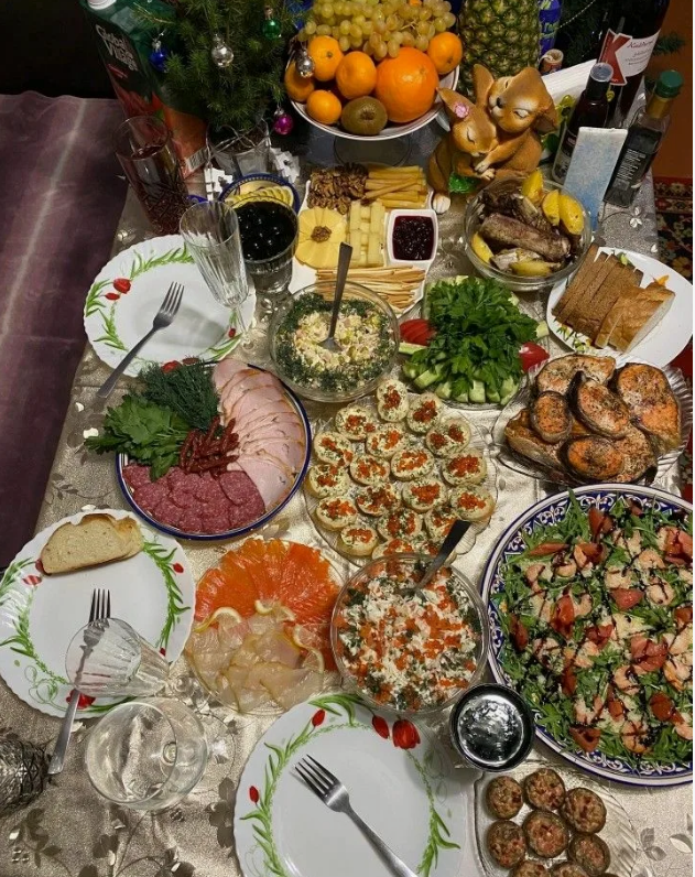 Главное, чтобы не было и сантиметра пустого места на праздничном столе