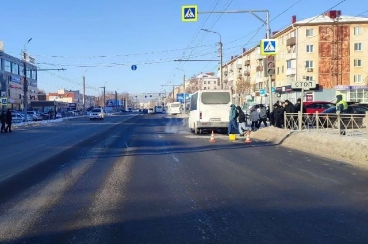    В Омске автобус с пассажирами сбил девушек на пешеходном переходе
