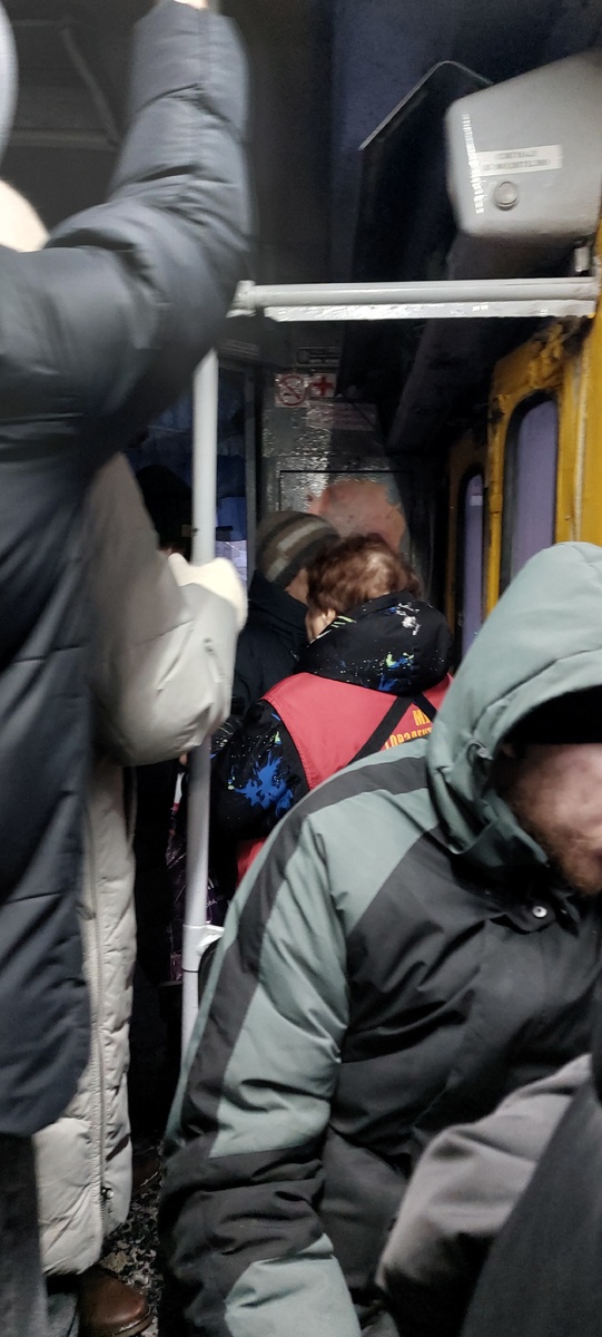 На остановке Котельщики уже в первую дверь зашла из средней.