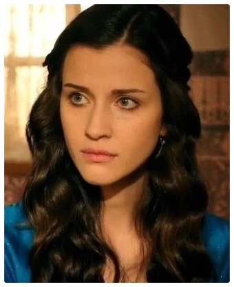 Ирэм Хэльваджиолу. Второстепенная роль Клары-Нурбахар, в фильме "Великолепный век"