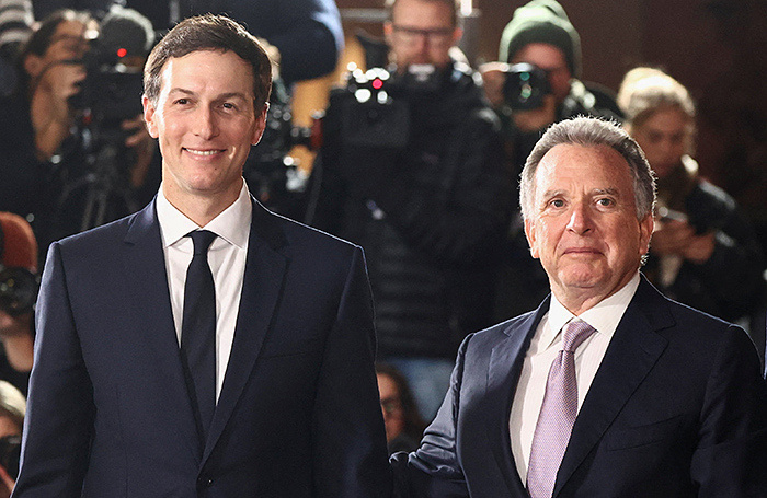    Джаред Кушнер и Стив Уиткофф (слева направо).REUTERS/Liesa Johannssen