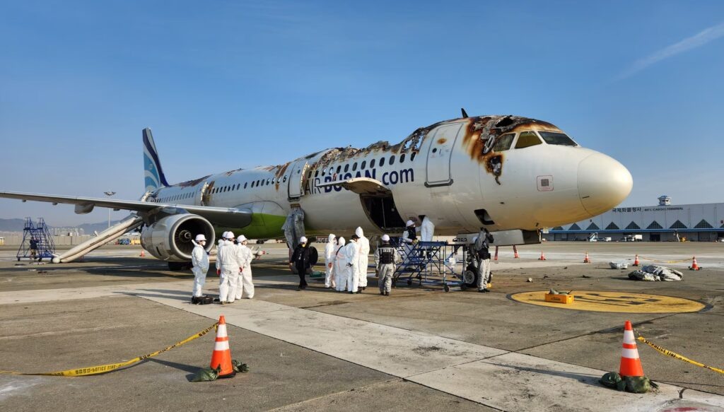 В январе 2025 года Airbus A321 корейской Air Busan успел вернуться в аэропорт вылета после пожара на борту и эвакуировать пассажиров, но сгорел. Причиной пожара стал пауэрбанк на багажной полке. С тех пор произошло ещё несколько пожаров с менее печальными последствиями, однако авиакомпании начали массово запрещать провоз или использование пауэрбанков на борту.  📷
