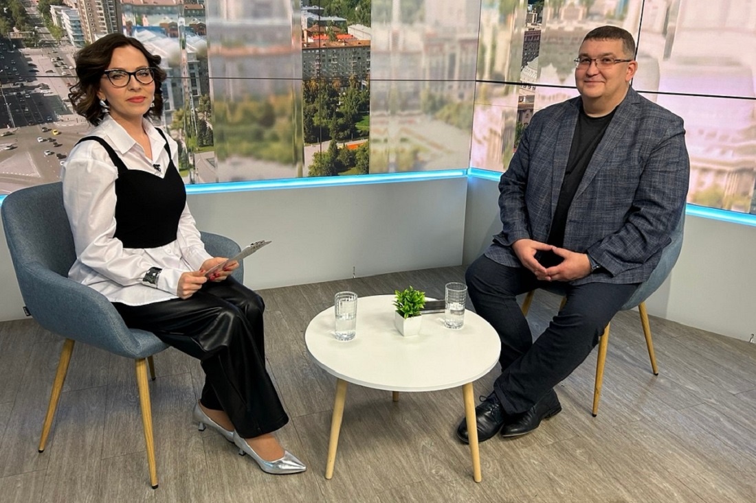    Ведущая эфира Марина Аверина и Сергей Эпов. Фото: nsknews.info