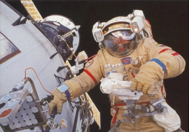 Космонавт Крикалёв в открытом космосе. Источник изображения  prlib.ru