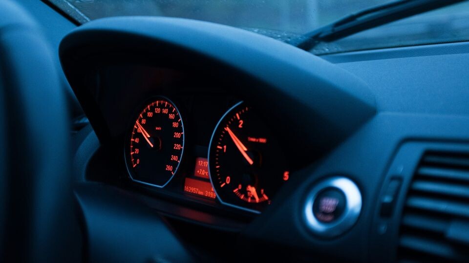    Автомобиль. За рулем. Спидометр. Источник: unsplash.com