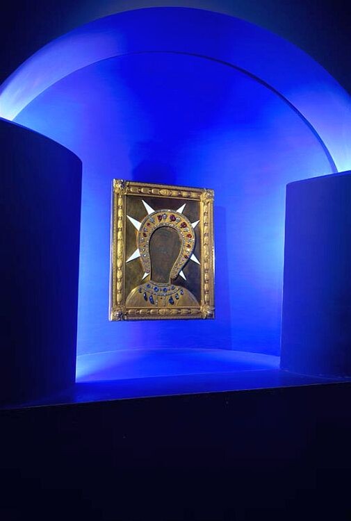 На иконе изображена только Богородица, без Богомладенца. Золотая риза, закрывшая образ, кажется, та самая, заказанная Павлом I. Венец и цата украшены жемчугом и драгоценными камнями, а вместо короны лучи Мальтийского креста. Прорезь оклада не совсем пропорциональна и частично скрывает лик Богородицы, удивительный, сосредоточенный и тонкий. Иногда кажется, что Она улыбается.