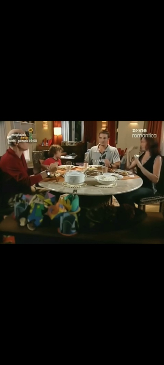 Семья за столом. Марта, ее муж, сын и внук от погибшей дочери.