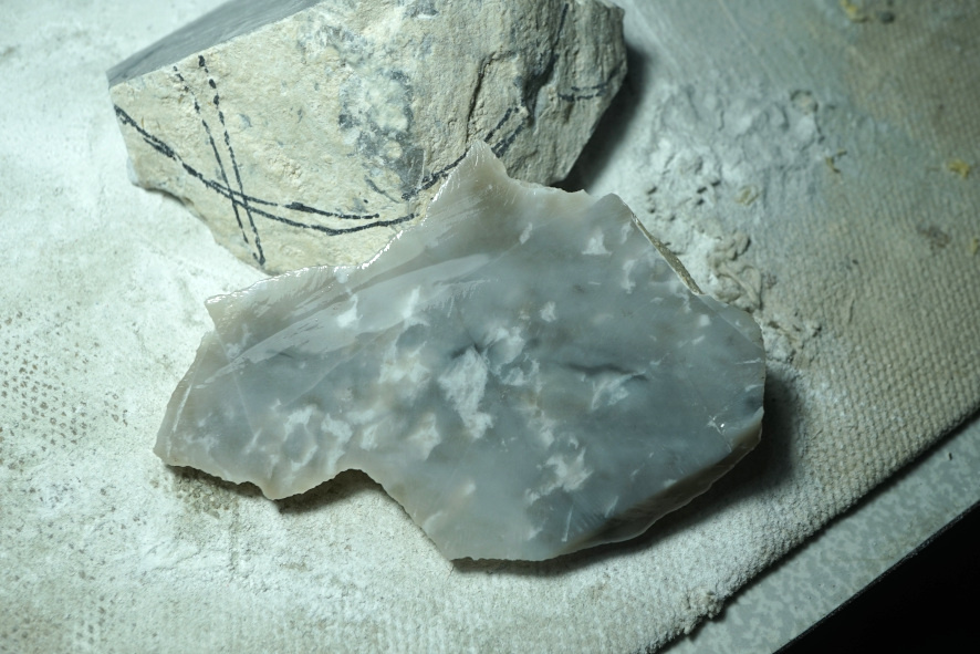 Так выглядит мокрый спил камня, живописно, не правда ли?