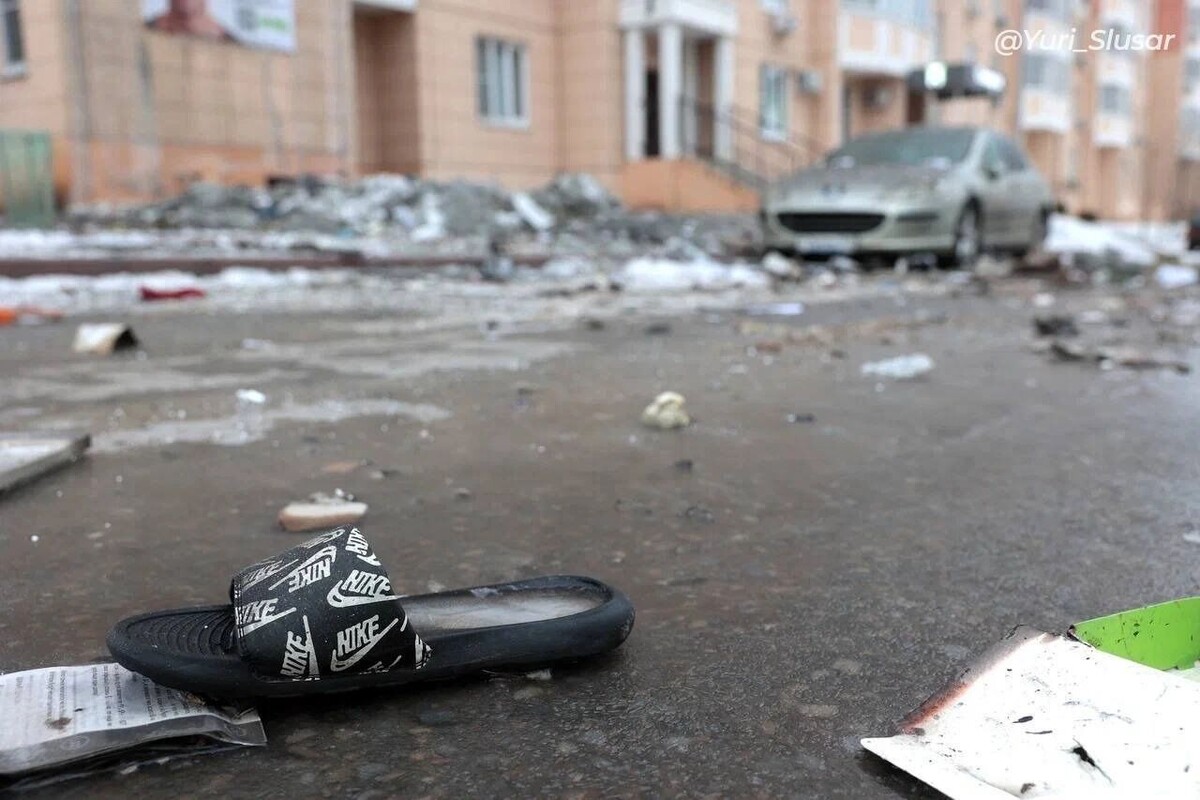    На кадрах можно рассмотерть куски бетона и кирпичей, обуглившиеся квартиры и стены, развевающуюся на ветру кровлю   ТГ Юрия Слюсаря