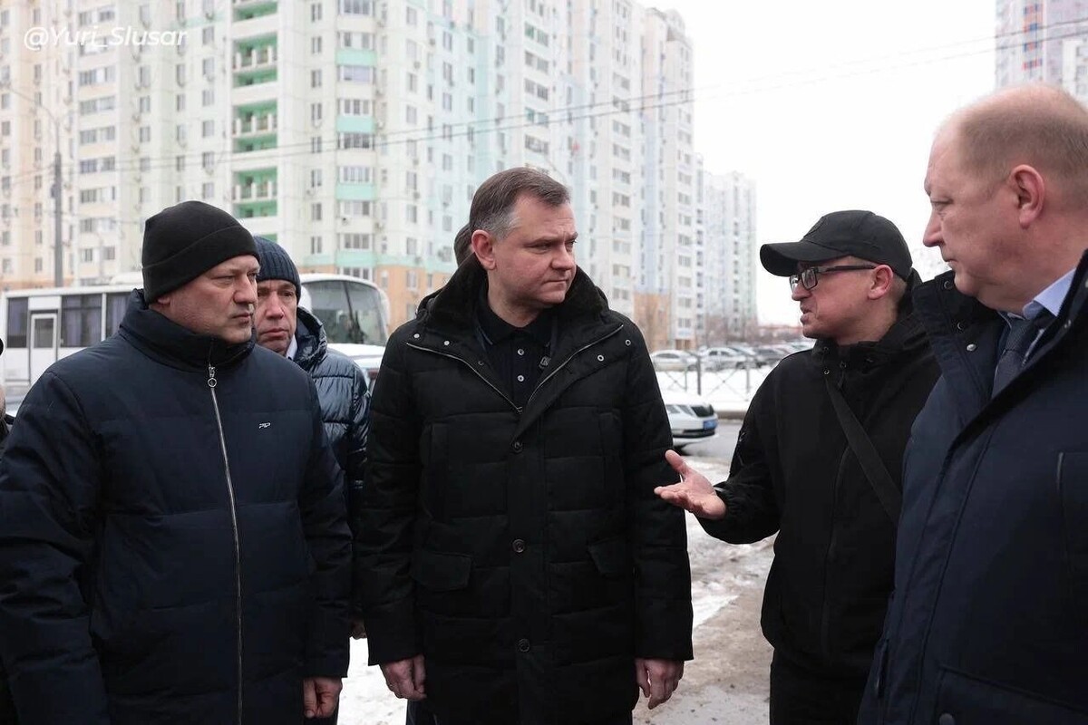    На кадрах можно рассмотерть куски бетона и кирпичей, обуглившиеся квартиры и стены, развевающуюся на ветру кровлю   ТГ Юрия Слюсаря