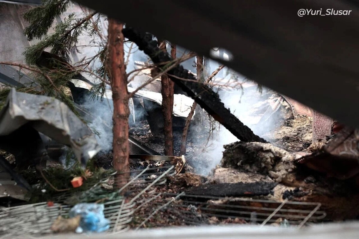    На кадрах можно рассмотерть куски бетона и кирпичей, обуглившиеся квартиры и стены, развевающуюся на ветру кровлю   ТГ Юрия Слюсаря