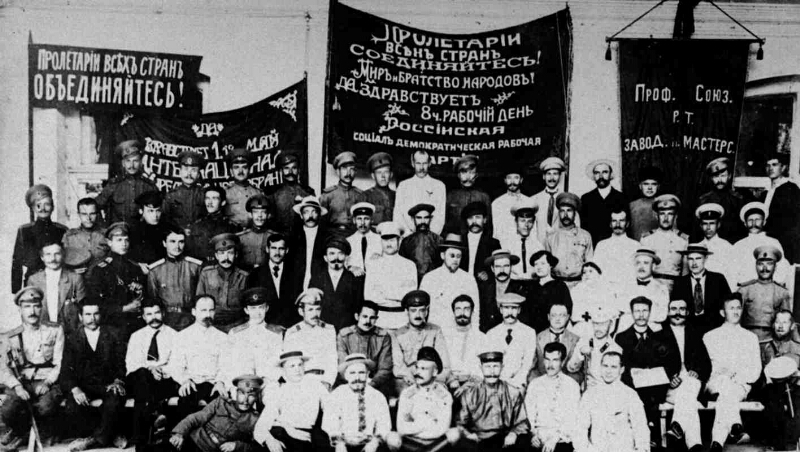 Группа представителей краевого Совета рабочих и солдатских депутатов в момент свержения Временного правительства