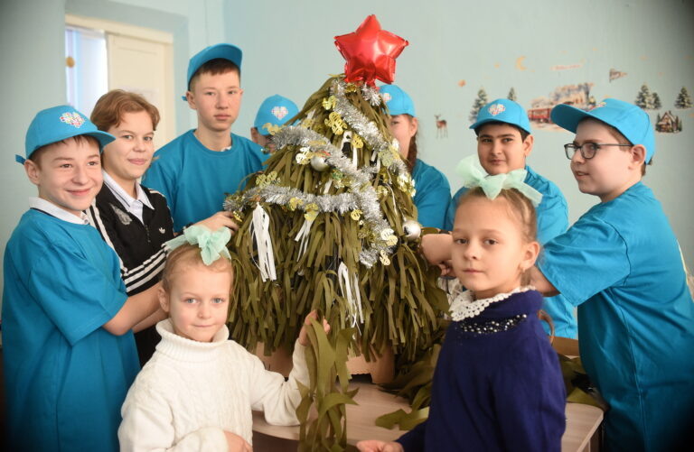    В ленинской школе юные волонтёры сделали антидроновую ёлочку Полина Кузаева