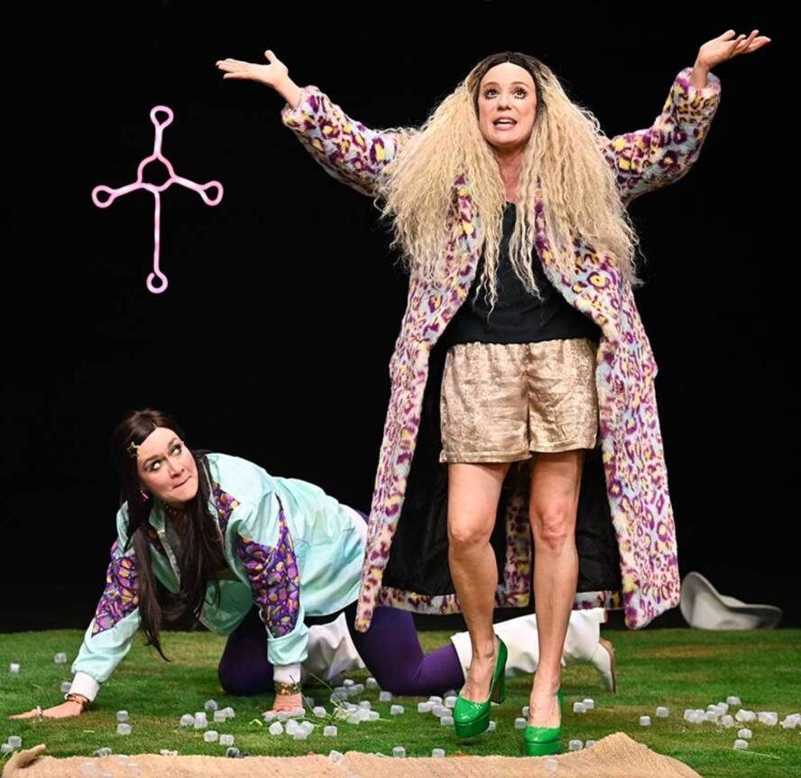    Мария Машкова и Чулпан Хаматова в спектакле «Единственные самые высокие деревья на Земле»Соцсети