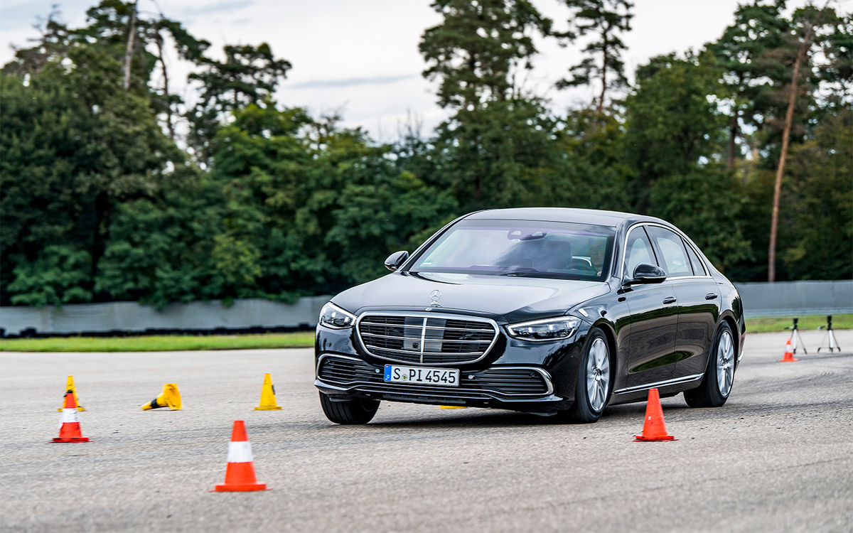 Mercedes-Benz📷Адаптивная подвеска обеспечивает хорошую управляемость, высокий уровень комфорта и безопасности