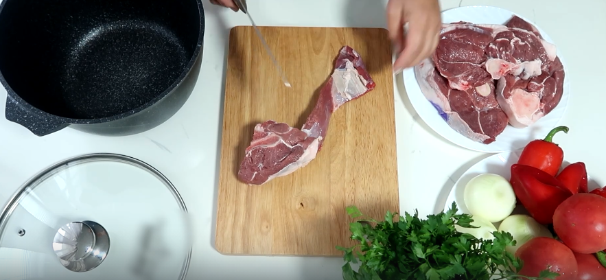 Нарезаем баранину