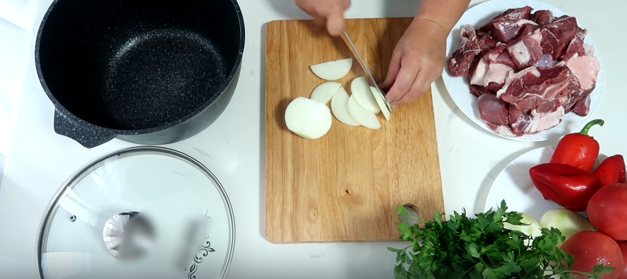 Лук нарезаем полукольцами