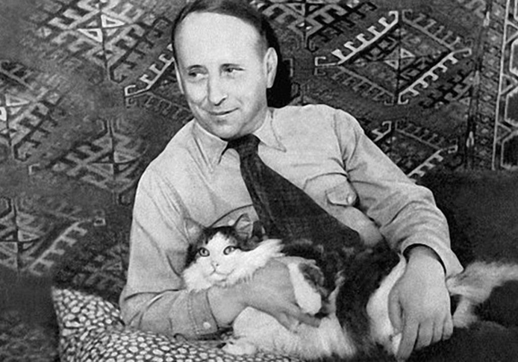 Евгений Шварц с любимым котом по кличке Котик. Конец 1940 гг. (фото из книги "Евгений Шварц" издательство "Молодая гвардия")