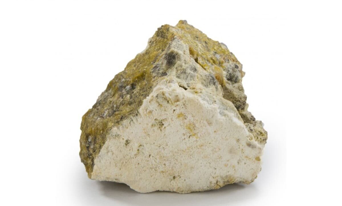    В природе таумасит часто встречается в виде невзрачных белых корок или порошкообразных масс (на фото — в срастании с кальцитом и серпентином). В строительных конструкциях образование этого же минерала приводит к катастрофической потере прочности бетона, превращая его в рыхлую субстанцию / © А. Д. Касаткина, webmineral.ru