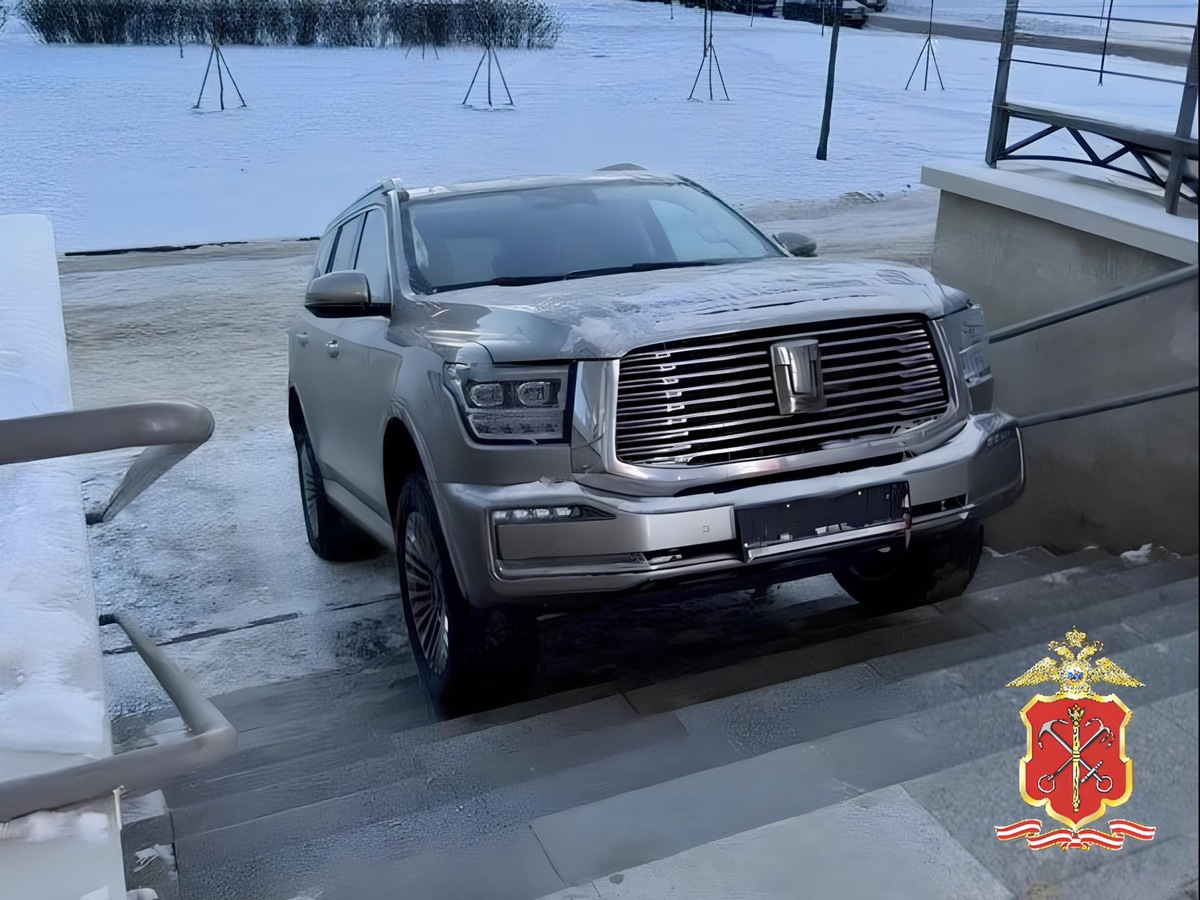    Россиянин припарковал авто на ступенях подъезда