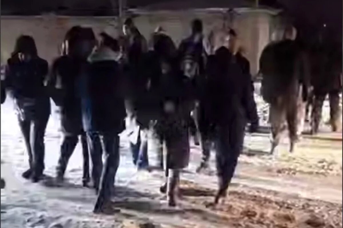    В Днепропетровске люди перекрыли дорогу и ходят туда-сюда. Четверо суток сидят без света.